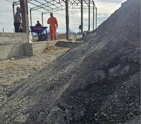 Arena y gravilla utilizadas en un radier en Colina