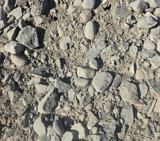 Base estabilizada aplicada en un camino de parcela en Colina