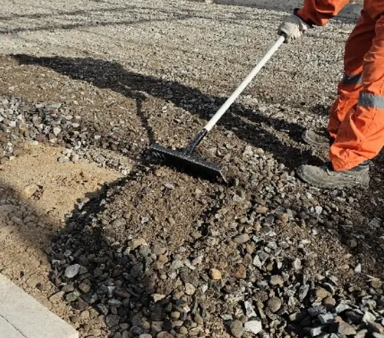 Estacionamiento de parcela preparándose con base estabilizada en Colina